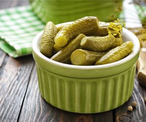 Ekspresowa surówka z kiszonych ogórków i pora