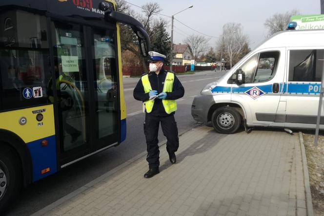Policja sprawdza czy w autobusach nie ma zbyt wielu pasażerów