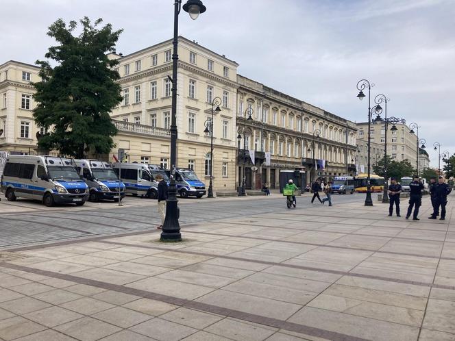 Rektor UW wezwał policję. Mundurowi wynieśli protestujących studentów