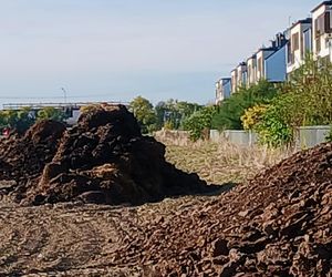 Śmierdzący problem na osiedlu. Mieszkańcy mają hałdy obornika pod oknami