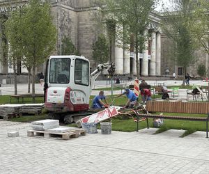 Absurd roku w Warszawie. Zrywają zieleń na nowym pl. Centralnym. Zamiast niej będzie beton
