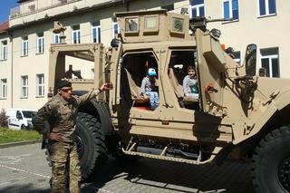 Żołnierze Jednostki wojskowej Agat wozem bojowym odwiedzili małych pacjentów gliwickiego szpitala [WIDEO, ZDJĘCIA]