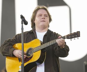 Lewis Capaldi zniknął ze sceny przez chorobę. Teraz ogłasza wielki powrót