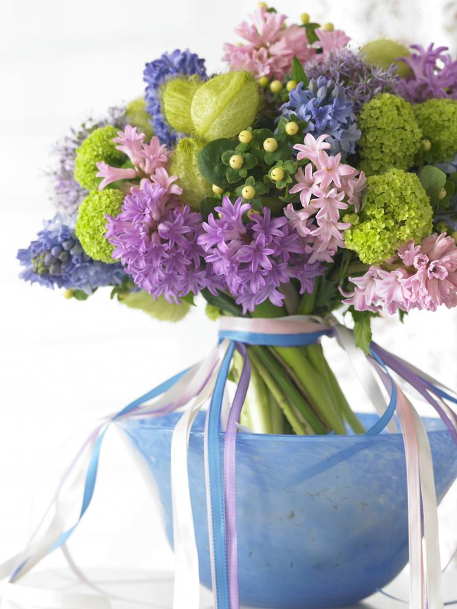 Wiosenny bukiet kwiatów: hiacynty przewiązane wstążką