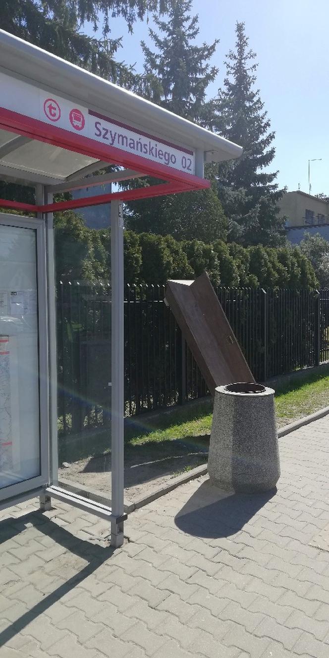 Warszawa: Atrapa trumny na przystanku