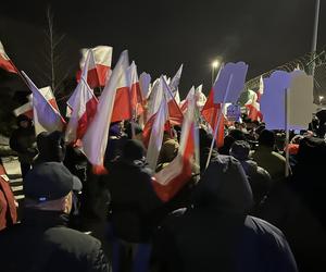 Manifestacja pod więzieniem, w którym przebywa Maciej Wąsik