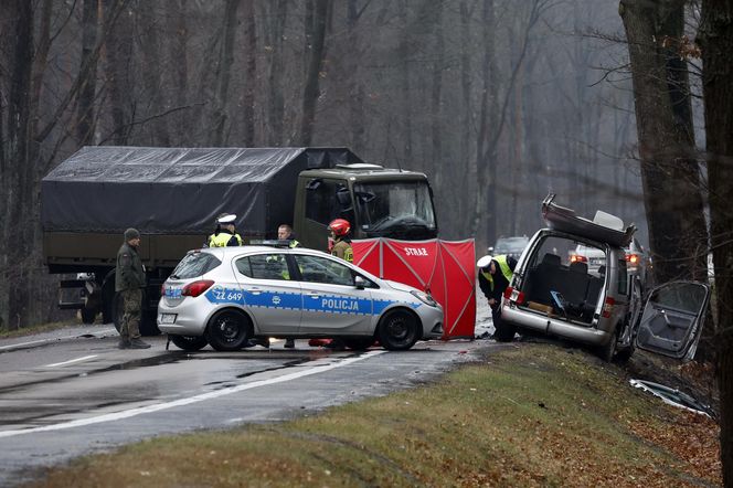 Wypadek ciężarówki z żołnierzami pod Warszawą. Jedna osoba nie żyje, pięć w szpitalu