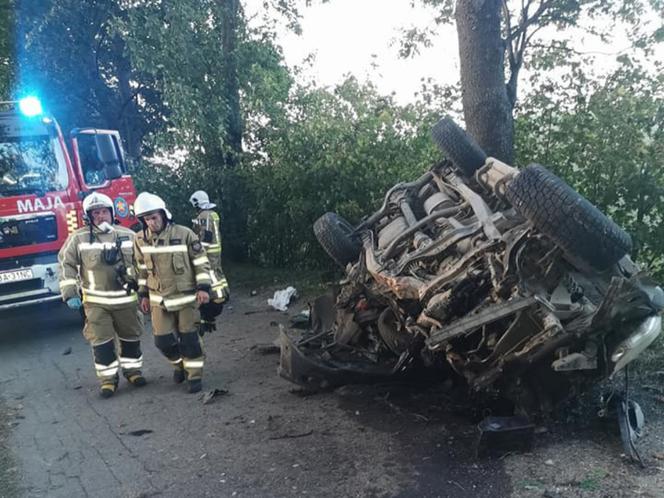 Jedna osoba zginęła w tragicznym wypadku! Strażacy musieli wydobyć ciało z wraku! [ZDJĘCIA]