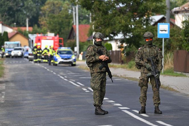 Zniszczony przez drona dach budynku mieszkalnego w miejscowości Wyryki
