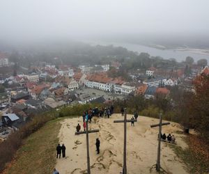 Mglisty Kazimierz Dolny w obiektywie. Miasteczko nad Wisłą przyciąga turystów nawet późną jesienią