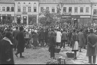 Handlujący pod pomnikiem Tadeusza Kościuszki w Rzeszowie. 1918 - 1939.