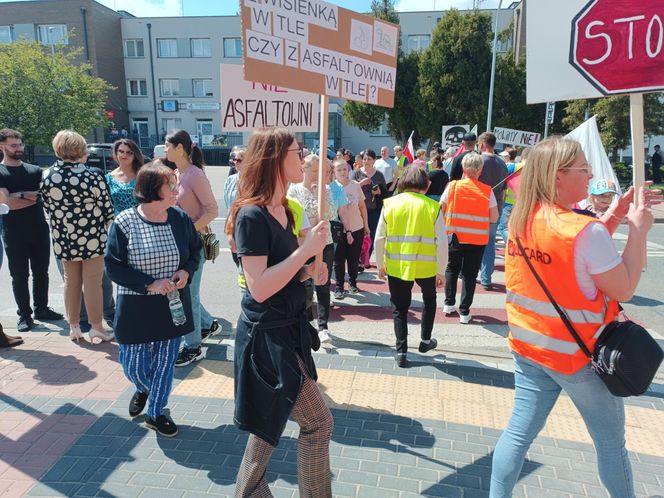 Mieszkańcy protestują: nie damy zabić się asfaltem. „Boję się o życie swojego półrocznego synka”