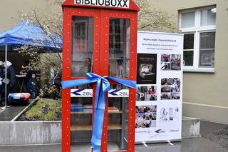 Nietypowa biblioteka na ulicach Poznania. Wygląda jak budka telefoniczna!