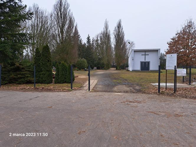 W Manieczkach złodzieje zdemontowali ogrodzenie cmentarza