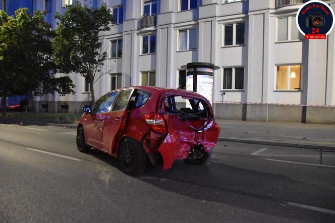 na skrzyżowaniu Alei Niepodległości i Odyńca w dzielnicy Mokotów