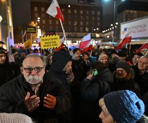 Kolejny dzień protestu przed siedzibą TVP