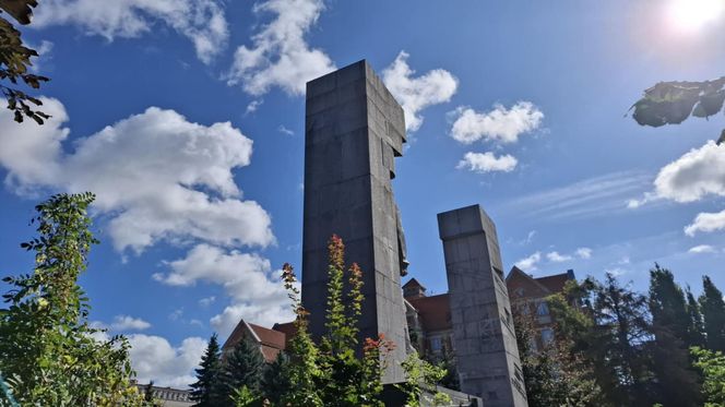 "Szubienice" w Olsztynie znów zniszczone. Sprawcy powinni wstydzić się za wandalizm i... ortografię!