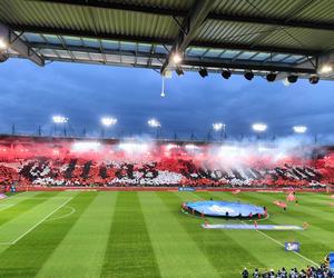 Legia vs. Widzew. Na stadionie w Łodzi zbierają się kibice