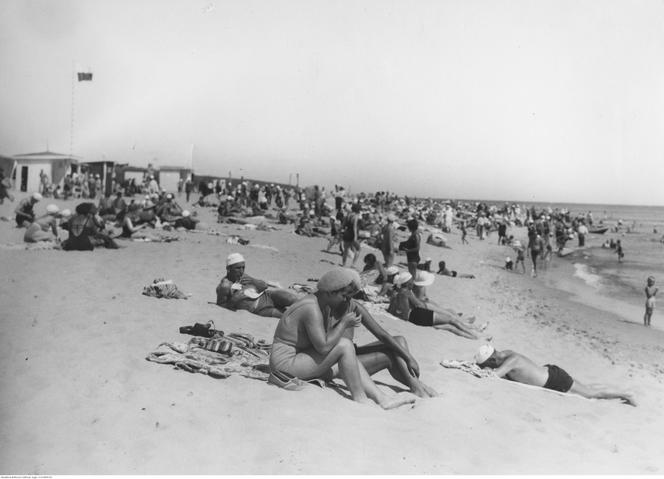 Plażowicze podczas wypoczynku w Karwi w 1932 roku