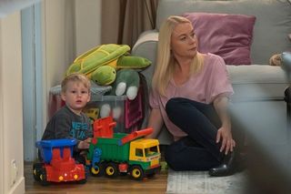 Pierwsza miłość streszczenia odcinków 4086-4090. Emilka szykuje się na przyjazd Bartka. Na próżno jednak – Bartek nie przyjeżdża...