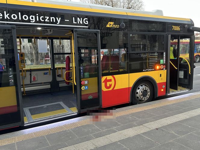 Tragiczne potrącenie w Warszawie. 16-latka została wciągnięta pod autobus. Wstrząsające szczegóły 