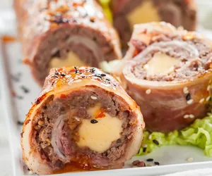 Roladki ze schabu faszerowane serem i jabłkiem. Łatwy przepis na efektowne danie