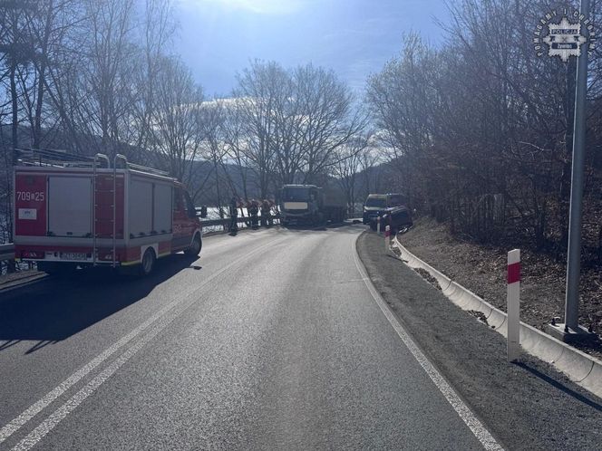 Auto 33-latki wbiło się w nadjeżdżającą ciężarówkę. Z auta została miazga.