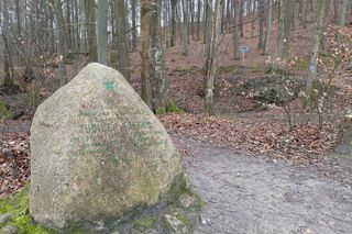 Głaz upamiętniający ruch esperantystów w Sopocie został oszpecony 