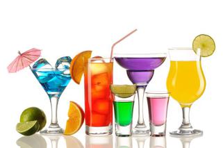 Ilu Polaków pije alkohol? Wynik raportu wprawia w osłupienie