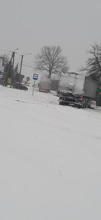 Ciężarówka blokuje drogę w Tychowie Starym