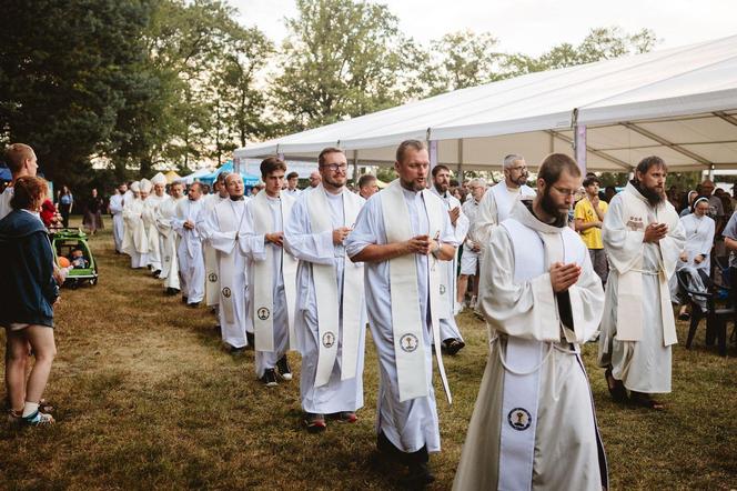 Festiwal Życia w Kokotku. Zdjęcia z czwartego dnia imprezy. Bieg Festiwalowicza i biskup w błocie