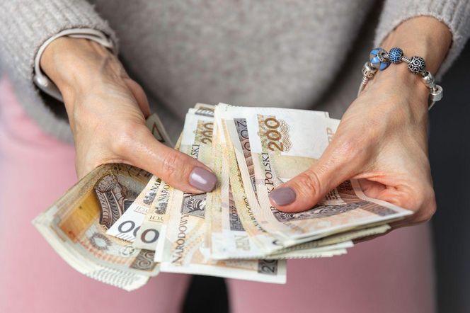 800 plus w kwietniu niektórzy dostaną  dwa przelewy