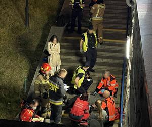 Warszawa. Mężczyzna spadł ze schodów przy zejściu do metra Służew. Leżał na ziemi przez kilkadziesiąt minut!