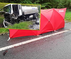 Auto 25-latka zostało zmiażdżone jak puszka. Ciężko na to patrzeć! 