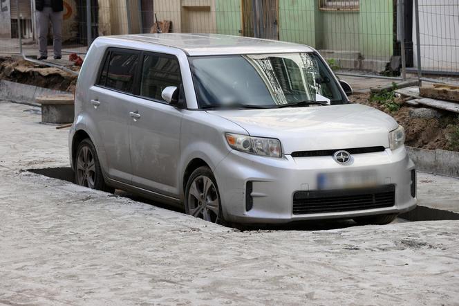 "Zabetonowane" auto z Łodzi zniknęło i się odnalazło. Straż miejska chce ukarać właścicieli.