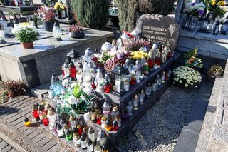 Grób Edwarda Gierka w Sosnowcu tonie w kwiatach na Wszystkich Świętych