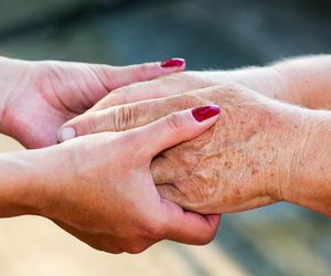 Zmieszaj z miodem i nałóż na skórę. Tani sposób na przebarwienia wątrobowe