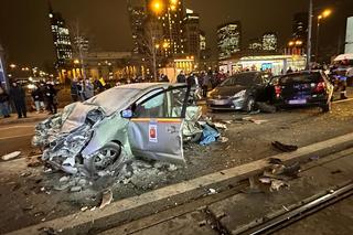 Totalny paraliż centrum Warszawy. 6 samochodów rozbitych, wraki blokują torowisko