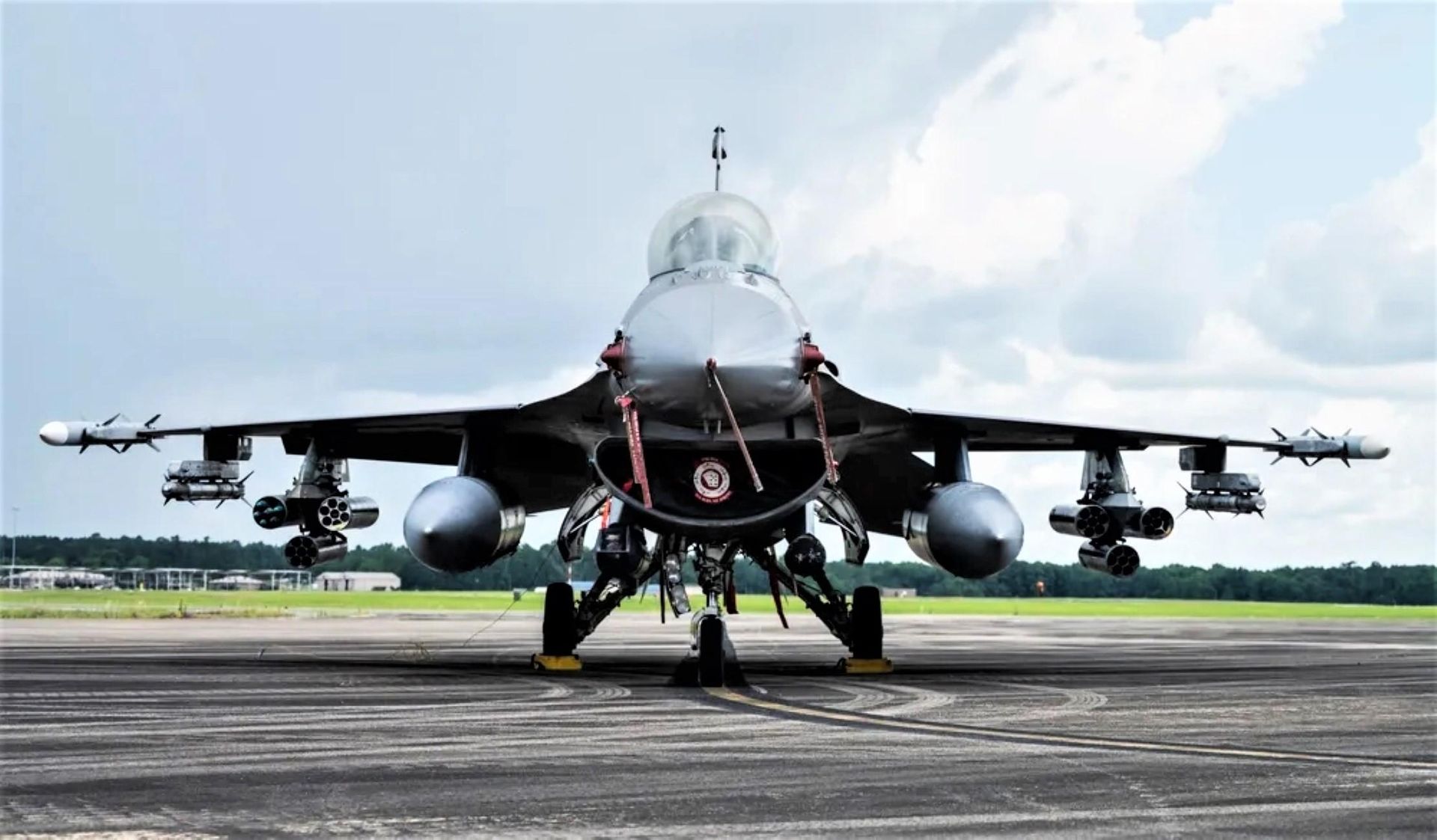 F-16 uzbrojony w 42 rakiety APKWS do zwalczania dronów