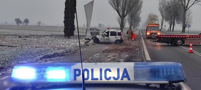 Kręgi. 27-latka ciężko ranna! Wjechała prosto pod tira, z jej fiata została miazga [ZDJĘCIA]