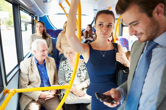 Kobieta w ciąży w autobusie