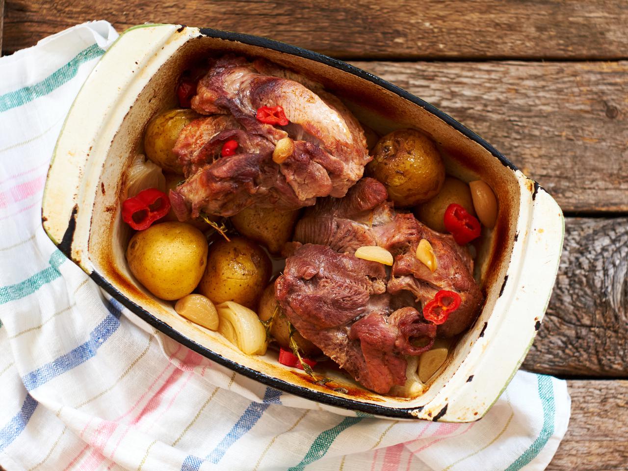 Karkówka czosnkowa z ziemniakami - łatwy przepis na pieczeń wieprzową