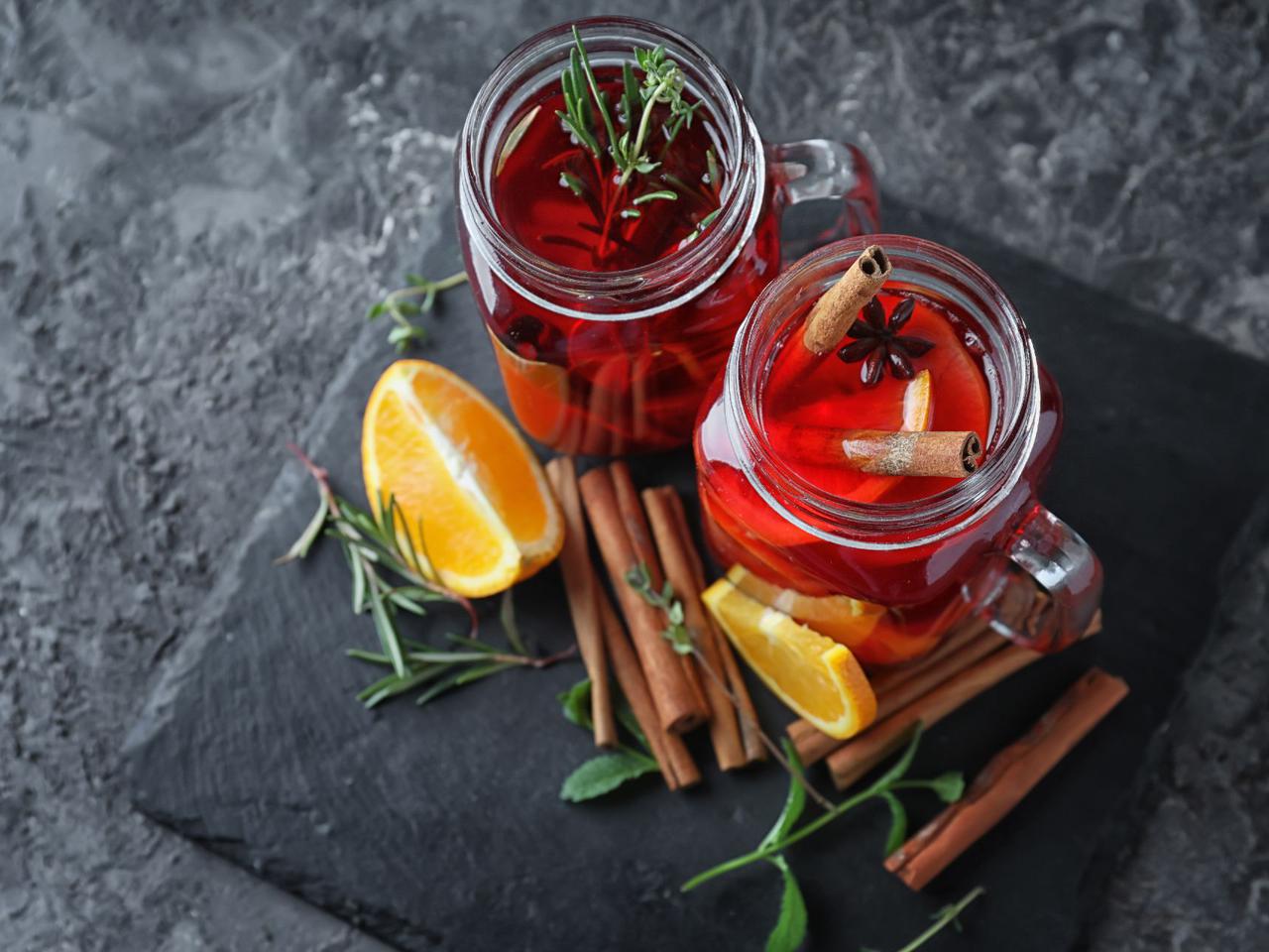 Grzane wino z żurawiną: przepis na grzaniec w słoikach na zimę