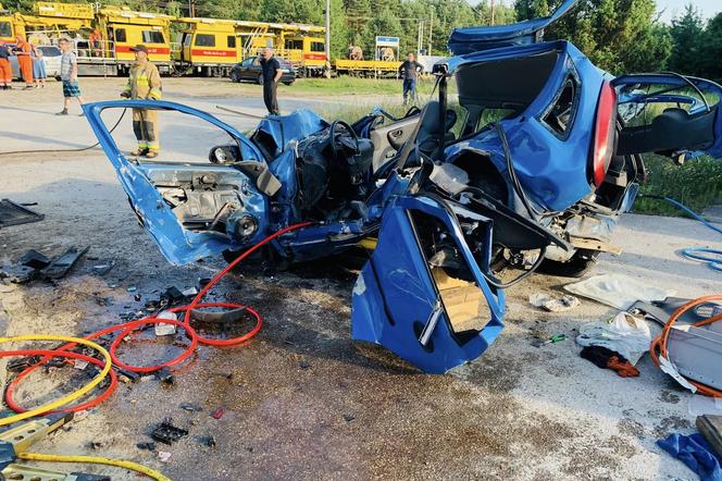 Śmiertelny wypadek w Brzezinach. Zderzenie czterech aut na przejeździe kolejowym