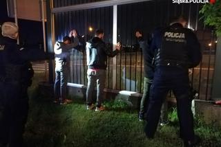Nielegalni imigranci zatrzymani w Katowicach. Policjanci podzielili się z nimi jedzeniem i piciem [ZDJĘCIA, WIDEO]