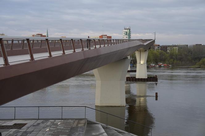 Niedoróbki na kładce pieszo-rowerowej w Warszawie