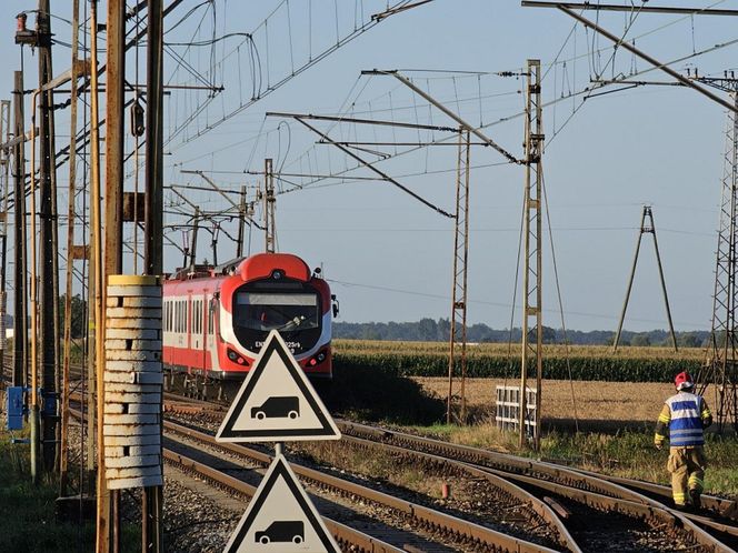 Tragedia na przejeździe kolejowym pod Gnieznem. Nie żyje kierowca osobówki!