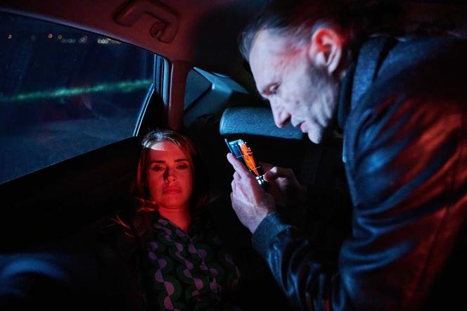 Na Wspólnej, odcinek 3758: Eliza (Katarzyna Chorzępa), taksówkarz (Sebastian Badurek) 
