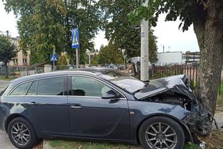 Kierująca Volvo zmiotła Opla z drogi i wylądowała na płocie posesji