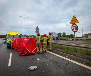 Pędzący peugeot uderzył w bariery. Siła uderzenia wyrzuciła kobietę z auta